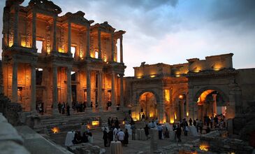 MUHTEŞEM IŞIKLAR İÇİNDE EFES ANTİK KENTİ  KUŞADASI TURU